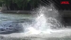 Bagni nella Senna e acqua potabile gratis: come l’Europa reagisce al caldo record