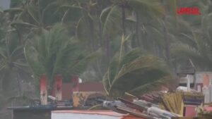 L’uragano Flossie porta venti a 175 km/h in Messico: acqua e fango invadono le strade