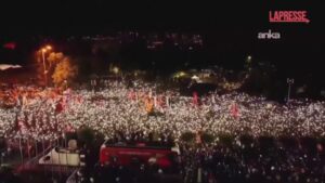Turchia, migliaia in piazza a Istanbul per Imamoglu: è detenuto da 100 giorni