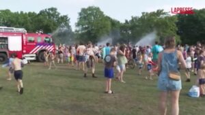 Olanda, vigili del fuoco con gli idranti rinfrescano la popolazione a Soest: le immagini della festa