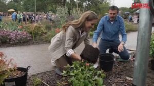 La principessa Kate pianta rose in un centro di cura per il cancro