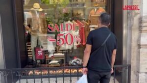 Roma, primo giorno di saldi: il caldo torrido non frena gli acquisti