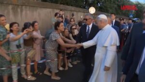 Papa Leone XIV, l’arrivo a Castel Gandolfo e l’accoglienza dei fedeli: le immagini