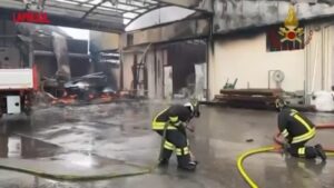 Treviso, incendio a Cordignano in una ditta di pannelli fotovoltaici: le immagini dei soccorsi