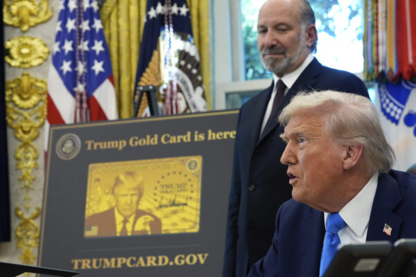 Donald Trump lancia la “Gold Card”: visto accelerato da 1 milione di dollari
