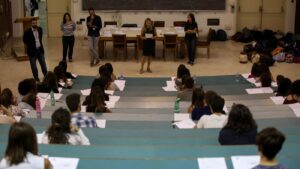 Test Medicina 2025, online le foto scattate durante l’esame del semestre filtro. Opposizioni: “Caos totale”