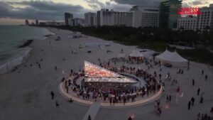 A Miami la spettacolare “Library of Us”, gigantesca libreria che ruota davanti all’Oceano