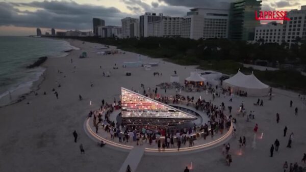 A Miami la spettacolare “Library of Us”, gigantesca libreria che ruota davanti all’Oceano