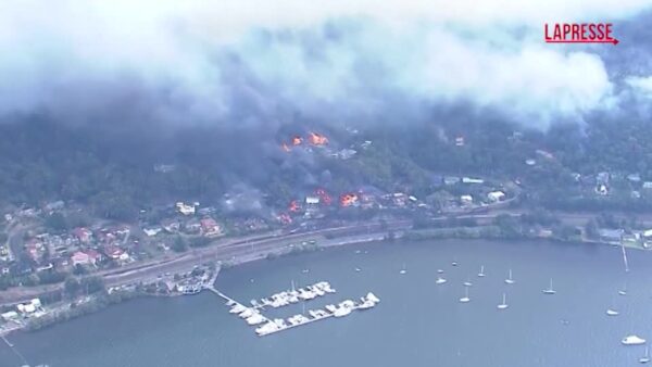 Australia, incendi nei dintorni di Sydney invadono il centro abitato