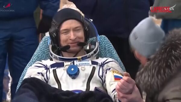 Un astronauta e due cosmonauti tornano sulla Terra dalla Stazione Spaziale Internazionale