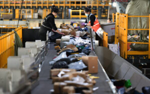 Ue, via libera a dazio da 3 euro sui piccoli pacchi da Paesi terzi