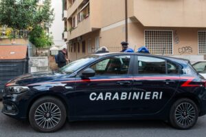 Napoli, trovato cadavere di un 50enne in un deposito container: indagini in corso