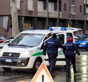 Torino, bus contro vetrina negozio: due feriti lievi