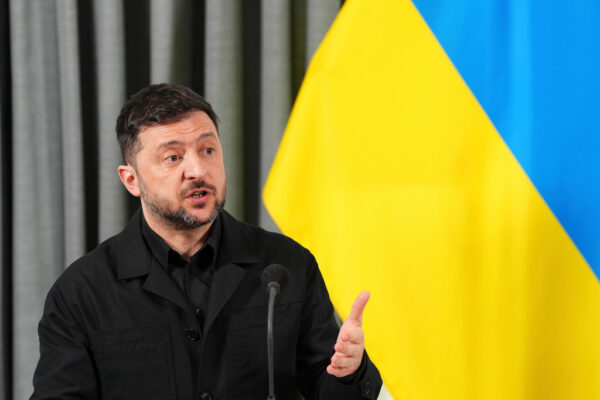 Ucraina, Zelensky: “Piani di pace presentati a Mosca a giorni. Cremlino: “No a compromessi su territori”